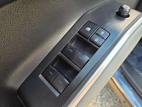 Used 2024 Toyota Highlander LE FWD image 17