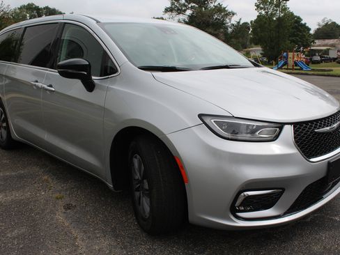 Used 2024 Chrysler Pacifica Select image 14