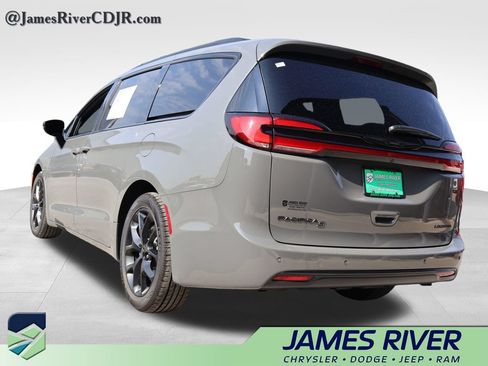 Used 2025 Chrysler Pacifica Limited FWD image 3