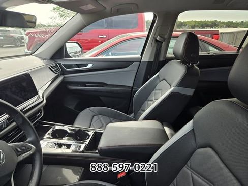 Used 2024 Volkswagen Atlas Peak Edition SE image 2