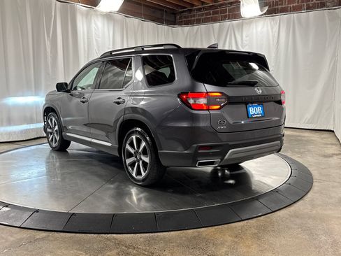 Used 2025 Honda Pilot Touring image 7