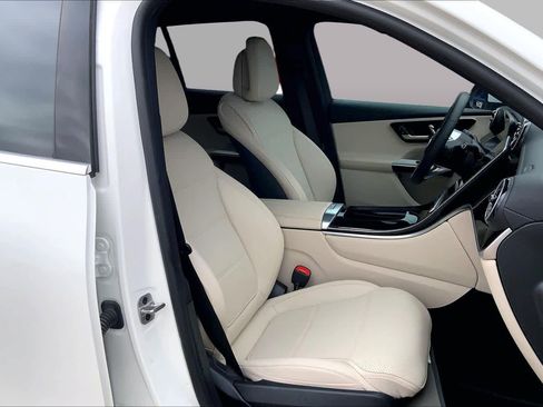 Used 2025 Mercedes-Benz GLC 300 4MATIC image 9