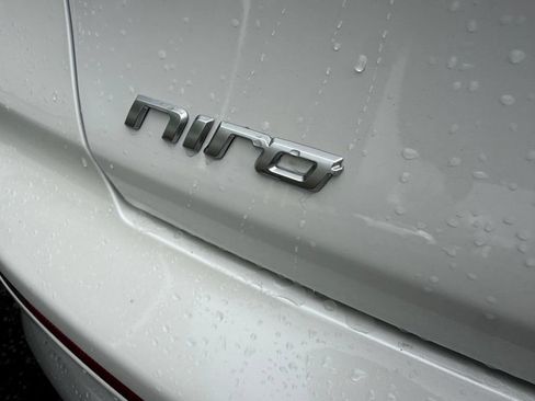 Used 2017 Kia Niro LX FWD image 7