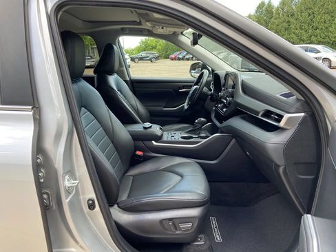 Used 2023 Toyota Highlander XLE AWD/4WD image 13