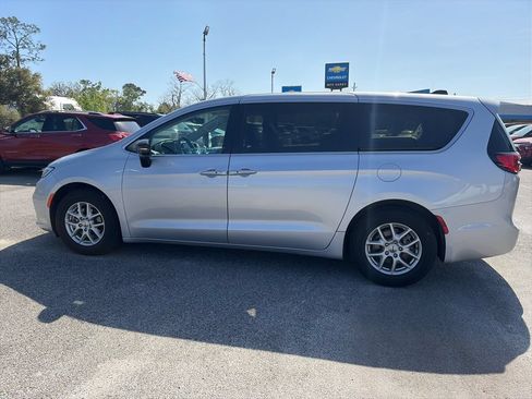Used 2024 Chrysler Pacifica Touring-L FWD image 8