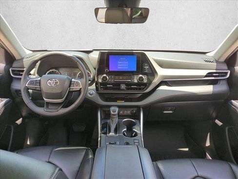 Used 2023 Toyota Highlander XLE FWD image 18