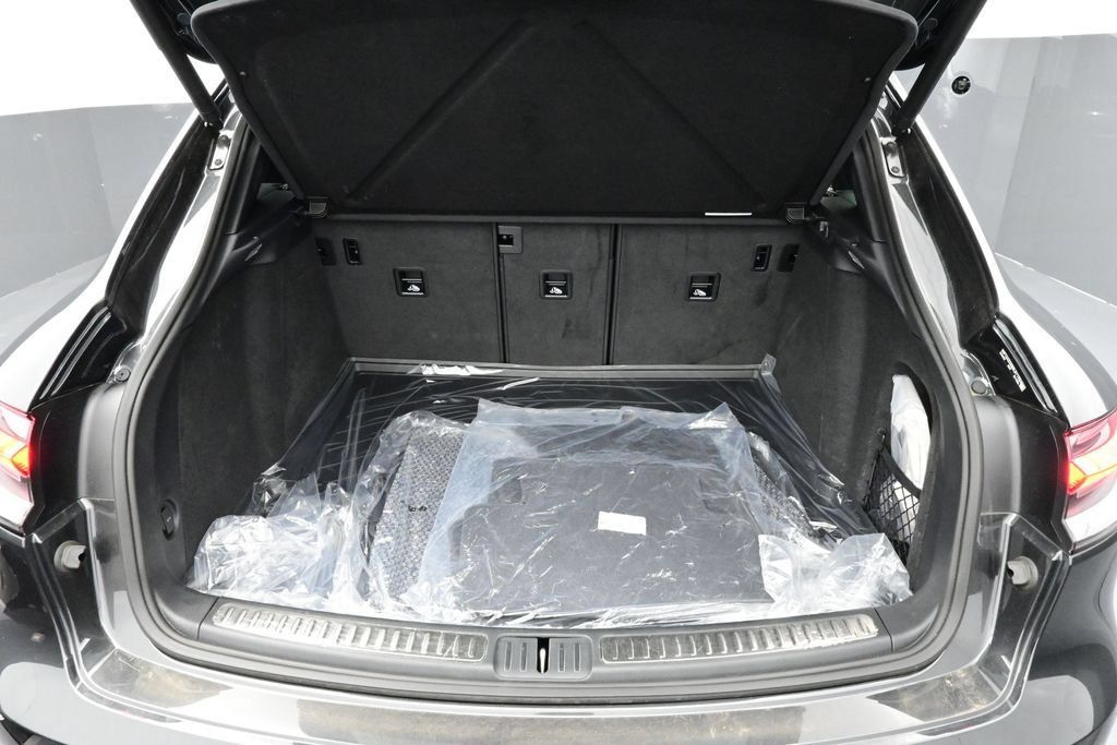 Certified 2025 Porsche Macan AWD/4WD image 15