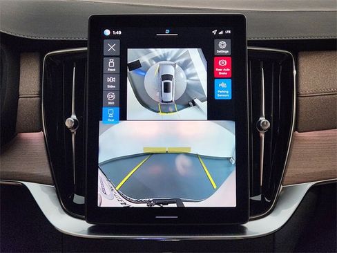 New 2026 Volvo XC90 B6 Plus w/ Protection Package Premier image 18