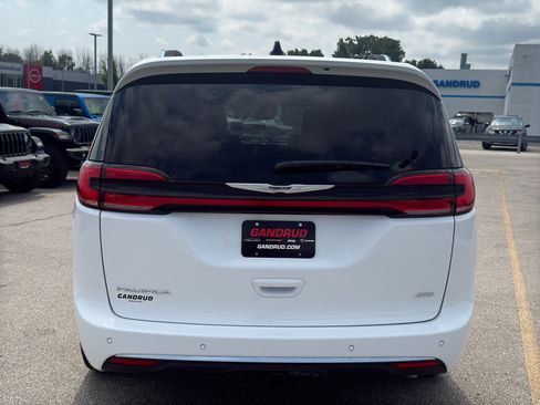 Used 2025 Chrysler Pacifica Pinnacle w/ Trailer Tow Group AWD/4WD image 7