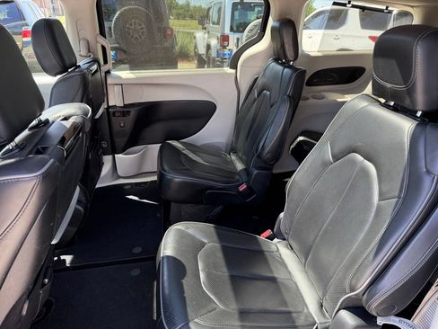 Used 2019 Chrysler Pacifica Limited w/ Advanced Safetytec Group FWD image 13