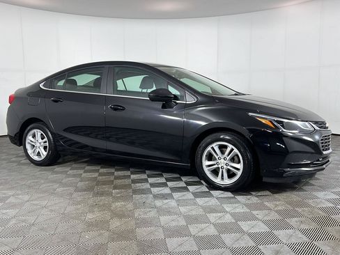 Used 2018 Chevrolet Cruze LT w/ Convenience Package FWD image 3