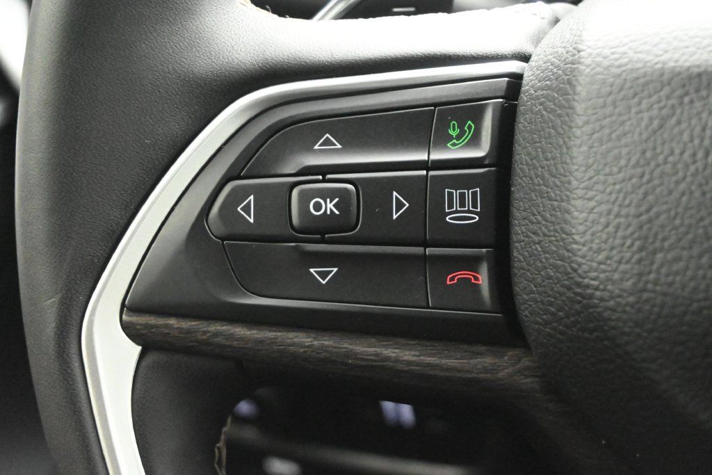 Used 2023 Jeep Grand Cherokee Limited w/ Black Appearance Package RWD image 7