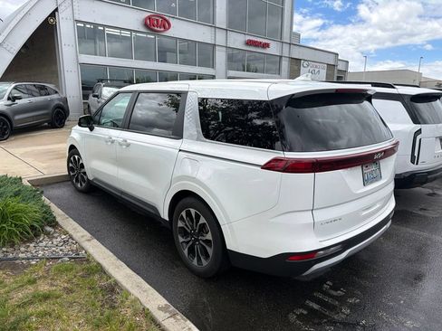 Used 2024 Kia Carnival EX FWD image 3