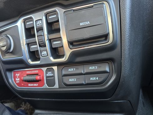 Used 2024 Jeep Wrangler Willys image 34