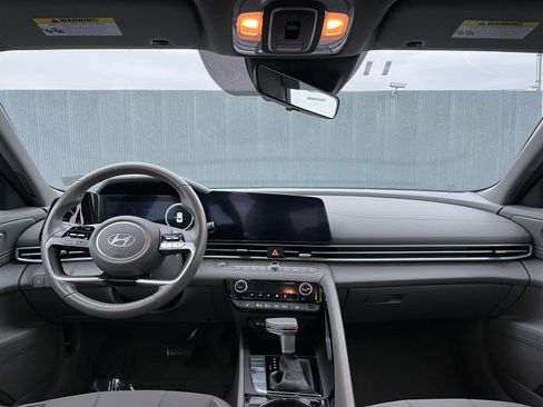 Used 2025 Hyundai Elantra SEL image 32