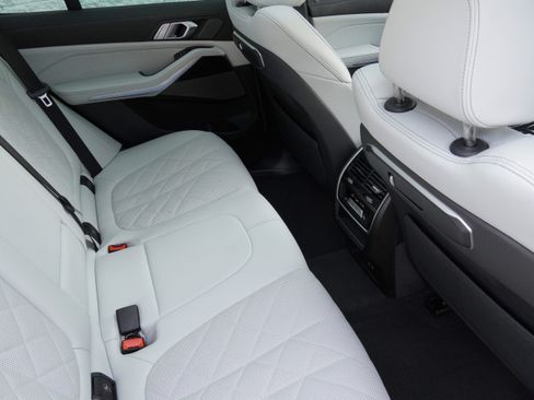 Used 2026 BMW X5 sDrive40i w/ M Sport Package RWD image 32