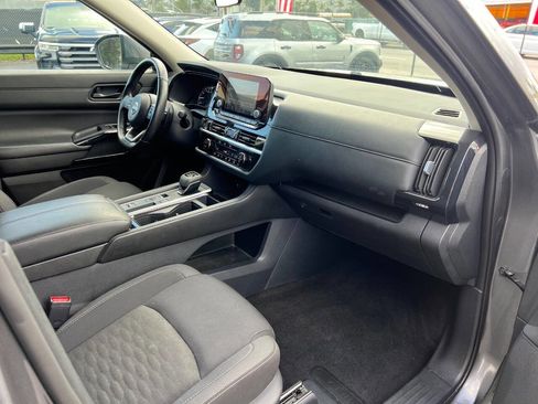 Used 2024 Nissan Pathfinder SV image 11