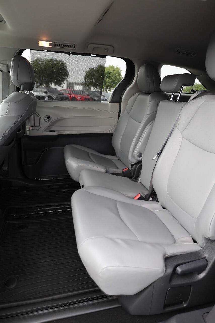 Used 2023 Toyota Sienna XLE FWD image 18