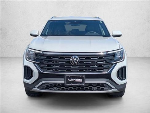 Used 2024 Volkswagen Atlas Cross Sport SE FWD image 2