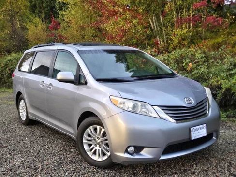 Used 2012 Toyota Sienna XLE w/ Premium Pkg image 5