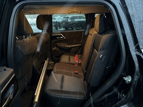 Used 2022 Mitsubishi Outlander ES image 16