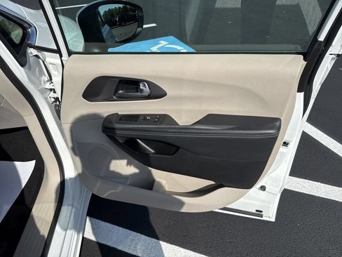 Used 2023 Chrysler Pacifica Touring-L FWD image 12
