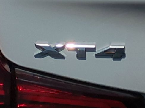 Used 2022 Cadillac XT4 Luxury w/ Cold Weather Package FWD image 10