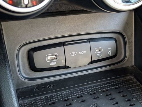 Used 2025 Hyundai Venue Limited FWD image 23