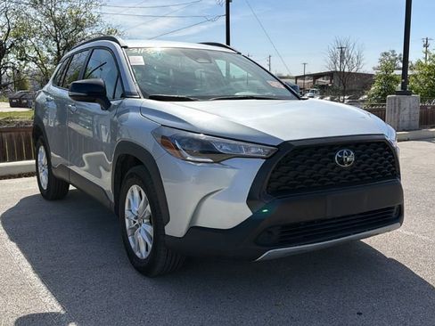 Used 2025 Toyota Corolla Cross LE image 3