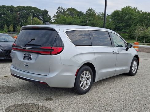 Used 2024 Chrysler Pacifica Touring-L FWD image 7