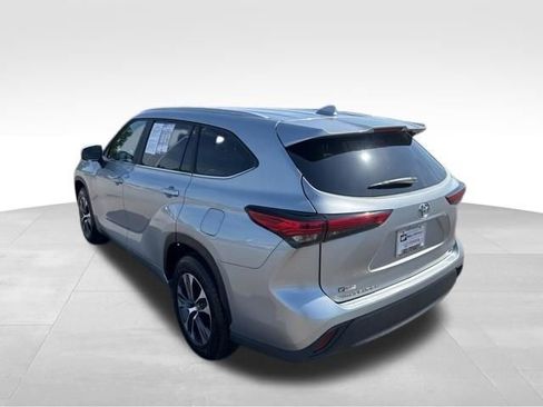 Used 2023 Toyota Highlander XLE FWD image 3