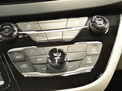 Used 2023 Chrysler Voyager LX FWD image 28