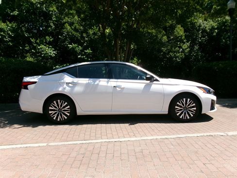 Used 2024 Nissan Altima 2.5 SV FWD image 4