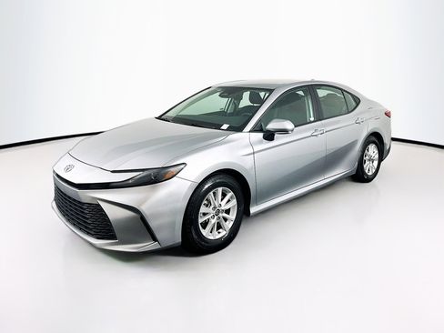 Used 2025 Toyota Camry LE image 3
