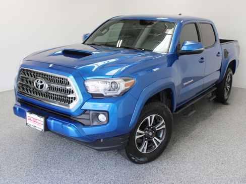 Used 2017 Toyota Tacoma TRD Sport w/ Tow Package RWD image 2