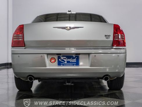 Used 2005 Chrysler 300 C w/ Navigation & Sound Group II RWD image 32