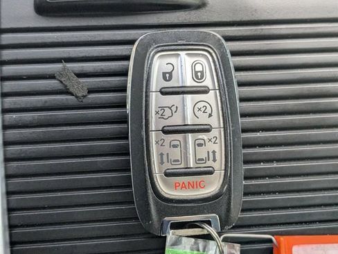 Used 2018 Chrysler Pacifica Limited w/ Tire & Wheel Group FWD image 38
