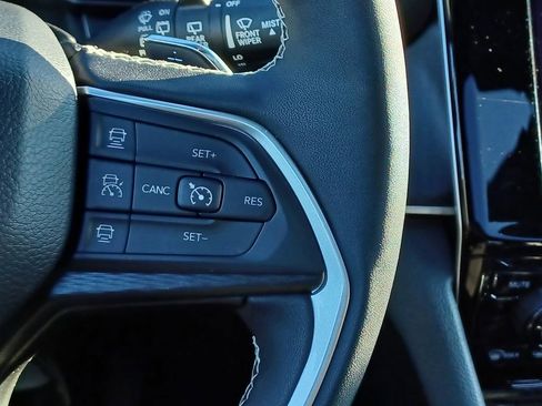 Used 2024 Jeep Grand Cherokee Altitude AWD/4WD image 18