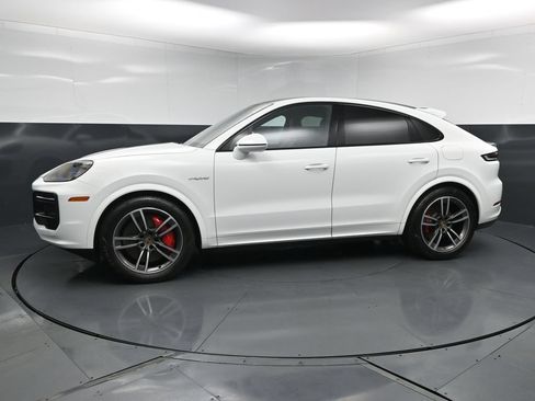 Used 2024 Porsche Cayenne Turbo AWD/4WD image 2
