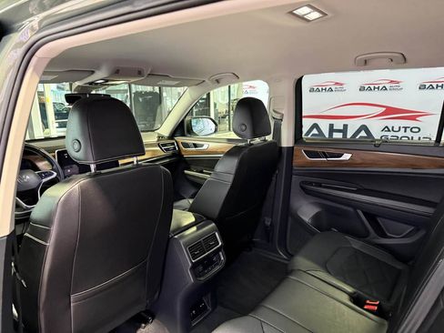 Used 2025 Volkswagen Atlas SE image 33