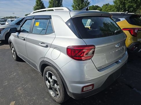Used 2022 Hyundai Venue SEL FWD image 5