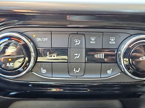 Used 2025 Chevrolet Trax LT w/ LT Convenience Package FWD image 18