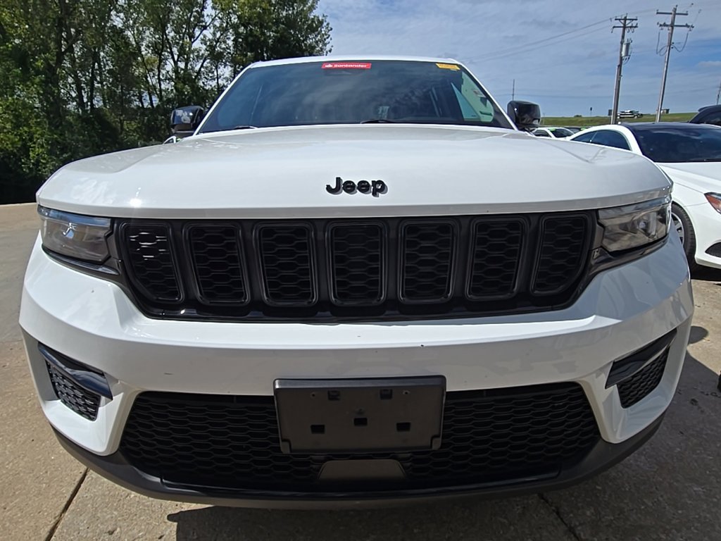 Used 2023 Jeep Grand Cherokee Limited w/ Black Appearance Package AWD/4WD image 15