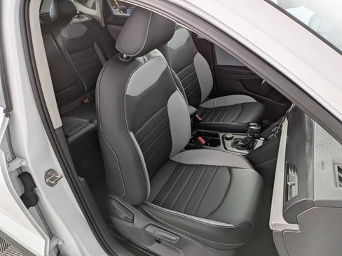 Used 2022 Volkswagen Taos SEL w/ Panoramic Sunroof Package image 30