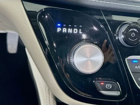 Used 2023 Chrysler Pacifica Limited FWD image 17