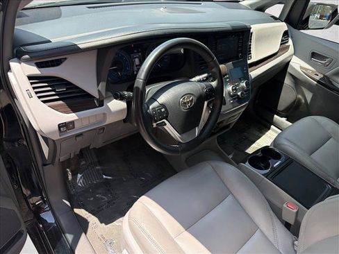 Used 2018 Toyota Sienna XLE FWD image 13
