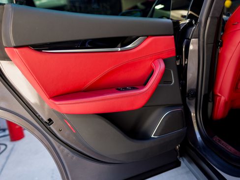 Used 2018 Maserati Levante GranSport image 11