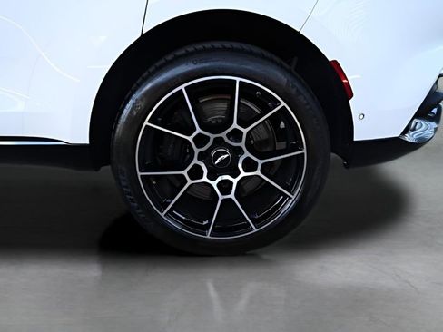 Used 2021 Aston Martin DBX image 10