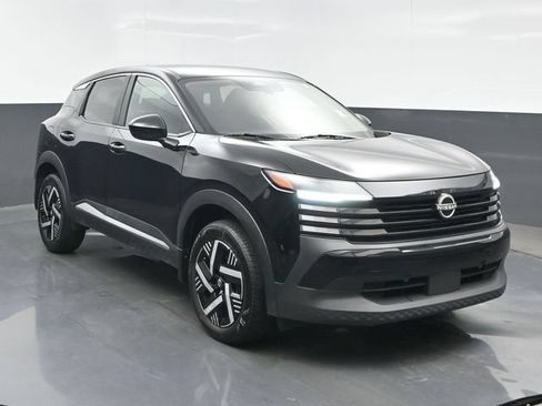 Used 2025 Nissan Kicks SV w/ Charging Package FWD image 8