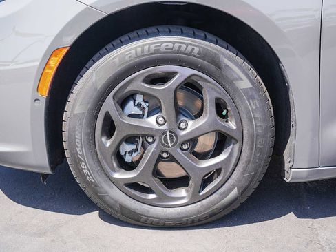 Used 2022 Chrysler Pacifica Limited w/ S Appearance Package FWD image 16